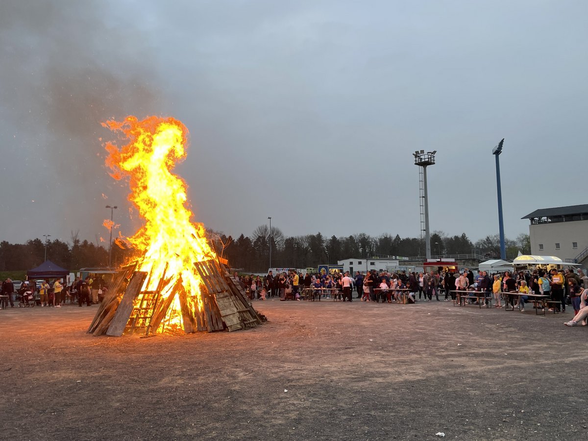 BLAU-GELBES OSTERFEUER IM "BRUNO"! | Lokomotive Leipzig